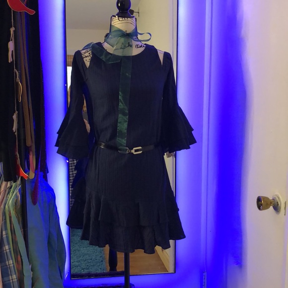 ❤️Super cute Navy cold shoulder ruffle dress❤️ - Picture 5 of 5